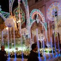 Il carro floreale in processione