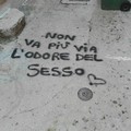 Spray nero sulle mura bianche del centro storico