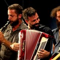 Municipale Balcanica apre il concerto di Manu Chao a Molfetta