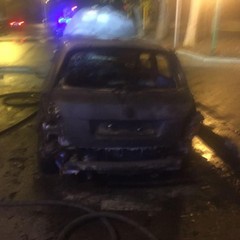 Fiamme nella notte: incendiate tre auto in via Millico