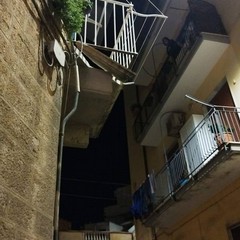 Esplode un ordigno in via Giannuzzi: danni al balcone di un palazzo