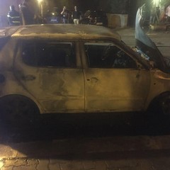 Fiamme nella notte: incendiate tre auto in via Millico