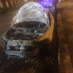 Fiamme nella notte: incendiate tre auto in via Millico