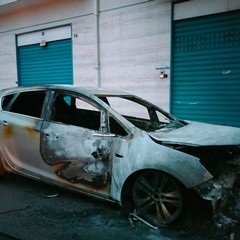 Stessa ora, doppio incendio nella notte: tre auto in fiamme a Terlizzi