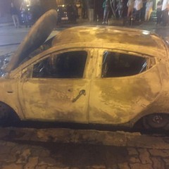 Fiamme nella notte: incendiate tre auto in via Millico