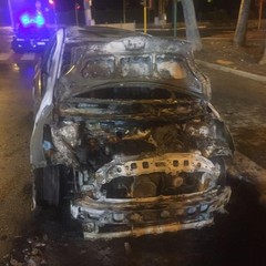 Fiamme nella notte: incendiate tre auto in via Millico