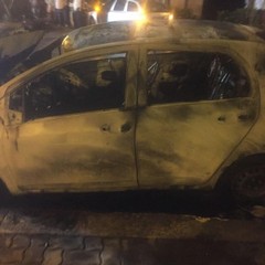 Fiamme nella notte: incendiate tre auto in via Millico