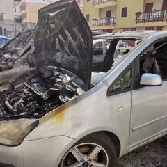 Inferno di fuoco a Terlizzi: incendiate tre auto in largo Lucca