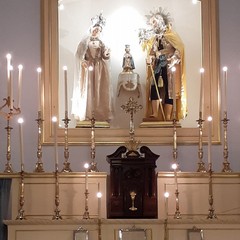 Altare con il gruppo della Sacra Famiglia