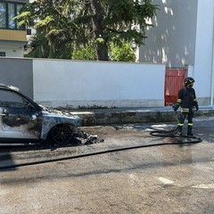 Auto andata in fiamme