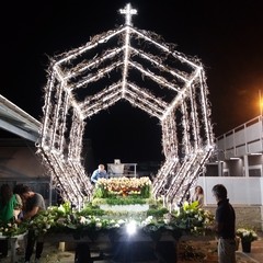 Costruzione carro floreale della Madonna del Rosario