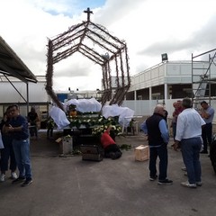 Costruzione carro floreale della Madonna del Rosario