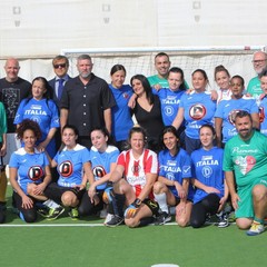 Don Gianluca DAmato con la squadra di calcio femminile di Rebibbia