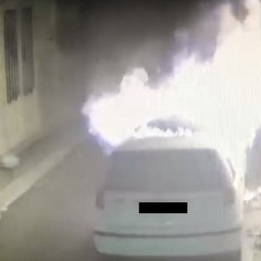 Incendiò un'auto bloccando l'ngresso di casa: preso un 31enne