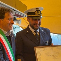 Il Sindaco Michelangelo De Chirico a bordo dellAmerigo Vespucci