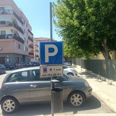 Cartello parcheggio scaduto, via Sanremo nei pressi dell'ufficio postale