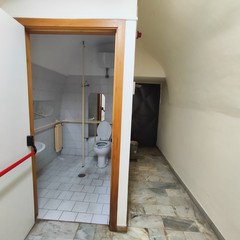 Extracomunitari allestiscono dimora nel bagno pubblico di via Savoia