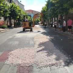 Stesa del pietrisco per il passaggio Carro Trionfale