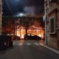 Rogo devastante nella notte: distrutto il dehors del bar La Dolce Vita