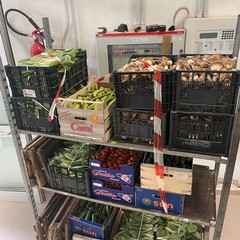 Dopo lo sfratto, continuava a vendere frutta e verdura: sequestro e multa