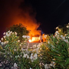 Fiamme in deposito agricolo