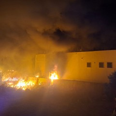 Fiamme in deposito agricolo