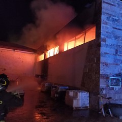 Incendio deposito agricolo