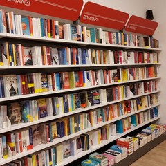 Mondadori Bookstore