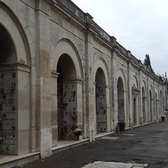 Portico del cimitero lato sinistro strada Cesano B