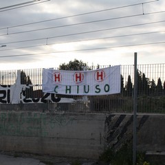Protesta pacifica contro la chiusura del pronto soccorso di Terlizzi lenzuoli bianchi JPG