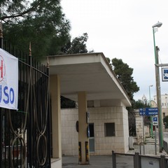 Protesta pacifica contro la chiusura del pronto soccorso di Terlizzi lenzuoli bianchi JPG