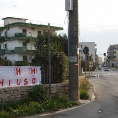 Protesta pacifica contro la chiusura del pronto soccorso di Terlizzi lenzuoli bianchi JPG
