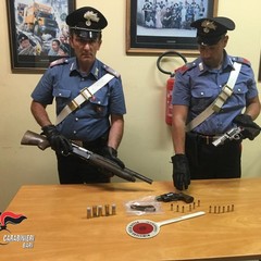 Le pistole e il fucile sequestrati dai Carabinieri