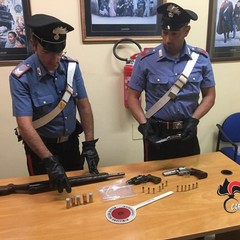 Le pistole e il fucile sequestrati dai Carabinieri