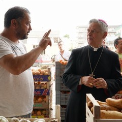 Visita pastorale del vescovo Cornacchia al Mercato dei fiori e Ortofrutticolo