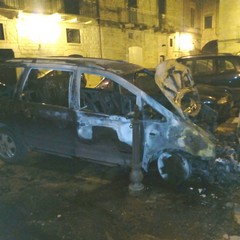 auto in fiamme