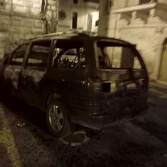 auto in fiamme