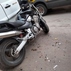 Incidente in via XX settembre, moto contro auto: nessun ferito