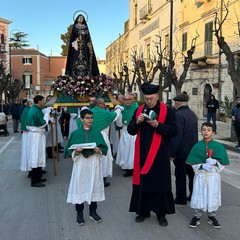 Il simulacro della Madonna Addolorata attraversa le vie della città: l’abbraccio dei fedeli
