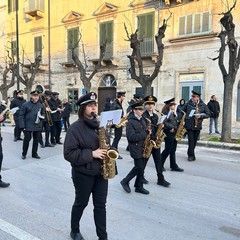 Il simulacro della Madonna Addolorata attraversa le vie della città: l’abbraccio dei fedeli
