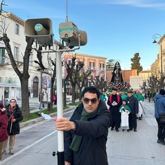 Il simulacro della Madonna Addolorata attraversa le vie della città: l’abbraccio dei fedeli