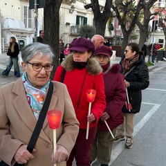 Il simulacro della Madonna Addolorata attraversa le vie della città: l’abbraccio dei fedeli