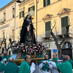 Il simulacro della Madonna Addolorata attraversa le vie della città: l’abbraccio dei fedeli