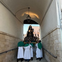 Il simulacro della Madonna Addolorata attraversa le vie della città: l’abbraccio dei fedeli
