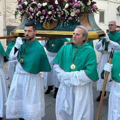 Il simulacro della Madonna Addolorata attraversa le vie della città: l’abbraccio dei fedeli