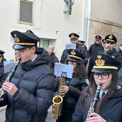 Il simulacro della Madonna Addolorata attraversa le vie della città: l’abbraccio dei fedeli