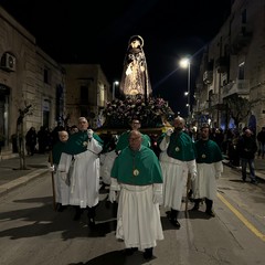 Il simulacro della Madonna Addolorata attraversa le vie della città: l’abbraccio dei fedeli