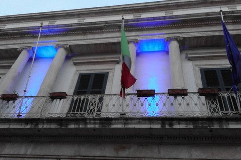 palazzo di città con luci blu