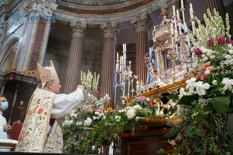 Mons. Felice di Molfetta benedice l'icona. <span>Foto Comune di Terlizzi</span>