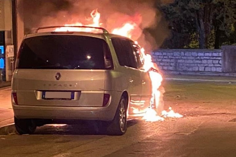 La Renault Espace parcheggiata in via Campo Sportivo